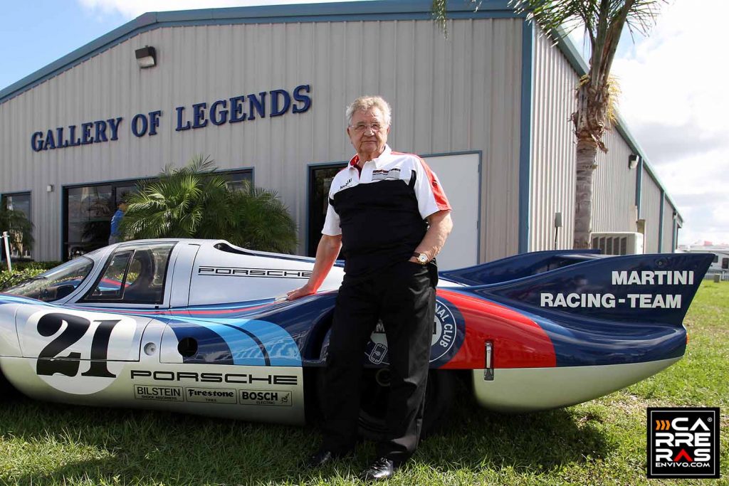 Hans Herrmann frente al Hall de la Fama de Sebring en 2012.