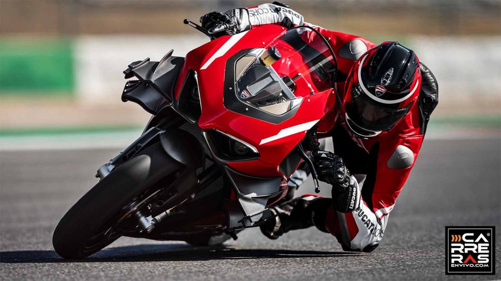 La Ducati Superleggera V4 es la mejor expresión de la ingeniería contemporánea en el motociclismo. Es el sueño que se hace realidad. El resultado de la investigación más innovadora sobre materiales, dinámica e ingeniería. Una búsqueda que alcanza su plenitud cuando la moto entra en pista y el piloto que la prueba llega a sentir emociones realmente intensas.  Hemos hablado de ello con Alessandro Valia, Ducati Official Test Rider.