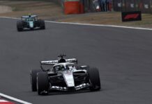 Checo también se burla del reglamento de la F1, comparándolo con Mario Kart