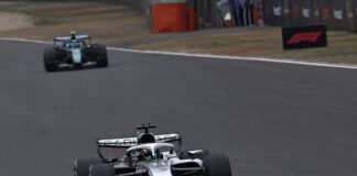 Checo también se burla del reglamento de la F1, comparándolo con Mario Kart