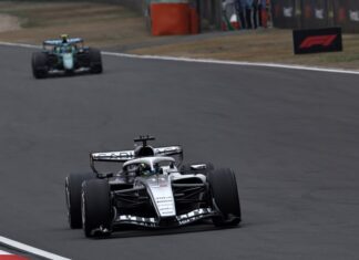 Checo también se burla del reglamento de la F1, comparándolo con Mario Kart