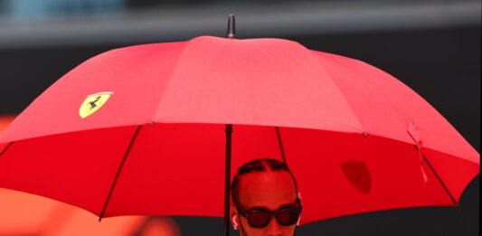 Hamilton admite que no podrán cerrar la brecha con Mercedes en 2026