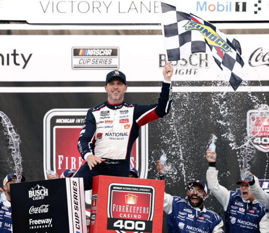 Hamlin gana en Michigan e iguala el récord de Kyle Busch