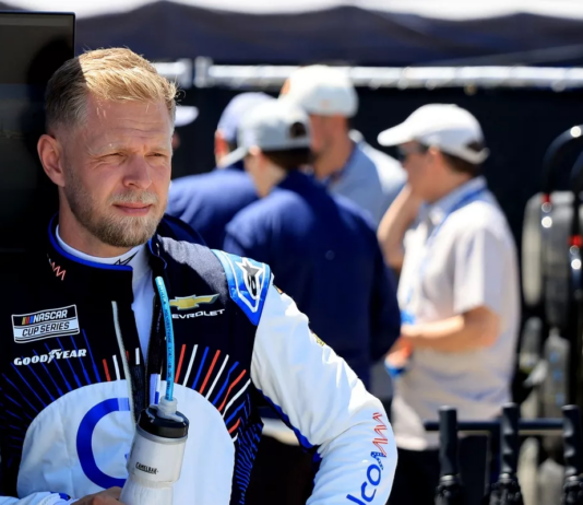 Kevin Magnussen protagoniza fuerte pelea con Noah Gragson tras su debut en NASCAR Cup