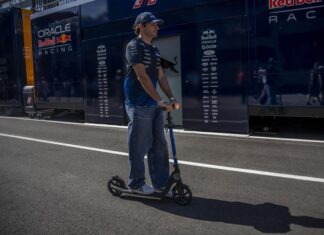 Carlos Sainz quiso defenderse de la FIA en X… pero una Nota de la Comunidad lo desmintió