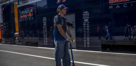 Carlos Sainz quiso defenderse de la FIA en X… pero una Nota de la Comunidad lo desmintió