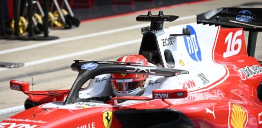 Leclerc gana, delante de Russell y Hamilton, una carrera que acabó con coche de seguridad