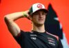 Oliver Bearman admite que el renacer de Hamilton en Ferrari complica su sueño de llegar a Maranello