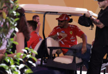 Lewis Hamilton desmiente las afirmaciones sobre presiones en Ferrari