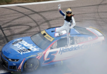 Kyle Larson domina en Kansas con puntuación perfecta y roba el liderato en el cierre