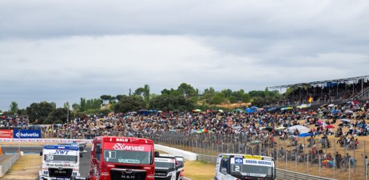 Bradley Smith firma su primera victoria en el ETRC y comparte gloria con Norbert Kiss en el Jarama
