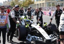 “Es totalmente inaceptable”: Checo Pérez explota tras el caótico fallo de software que congeló la salida en Sepang