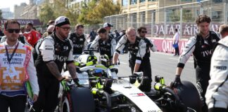 “Es totalmente inaceptable”: Checo Pérez explota tras el caótico fallo de software que congeló la salida en Sepang