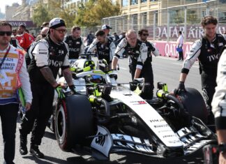 “Es totalmente inaceptable”: Checo Pérez explota tras el caótico fallo de software que congeló la salida en Sepang