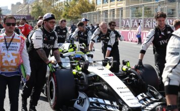 “Es totalmente inaceptable”: Checo Pérez explota tras el caótico fallo de software que congeló la salida en Sepang