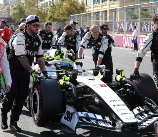 “Es totalmente inaceptable”: Checo Pérez explota tras el caótico fallo de software que congeló la salida en Sepang
