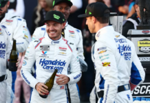 Kyle Larson roza el campeonato en Talladega y acaricia la Bill France Cup