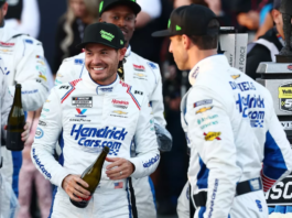 Kyle Larson roza el campeonato en Talladega y acaricia la Bill France Cup