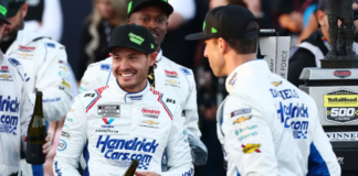 Kyle Larson roza el campeonato en Talladega y acaricia la Bill France Cup