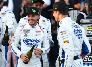 Kyle Larson roza el campeonato en Talladega y acaricia la Bill France Cup