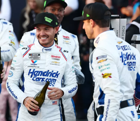 Kyle Larson roza el campeonato en Talladega y acaricia la Bill France Cup