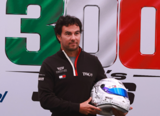 Sergio Pérez listo para celebrar su carrera 300 en la Fórmula 1 con casco especial